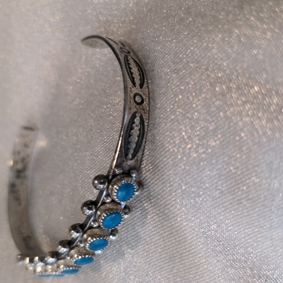 Vintage Navajo sterling cuff - Picture 2 of 6